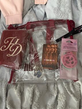 Full Hilary Duff VIP unopened bag PLUS the magnet from the merch booth